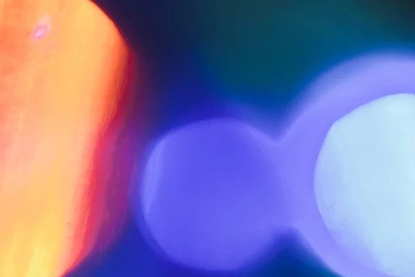 Flare de lente abstrata no fundo preto. luzes bokeh desfocadas azuis e laranja. estouro de cor brilhante. bokeh fundo abstrato — Fotografia de Stock