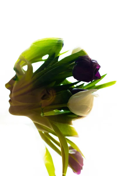 Retrato de uma mulher com exposição múltipla no fundo de tulipas. Retrato de flores de uma rapariga. Belo retrato abstrato. O conceito de cuidados com a pele, cosméticos naturais — Fotografia de Stock