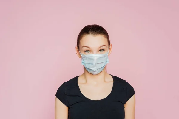 Studio Porträtt Kvinna Bär Ansikte Medicinsk Mask Tittar Kameran Isolerad — Stockfoto