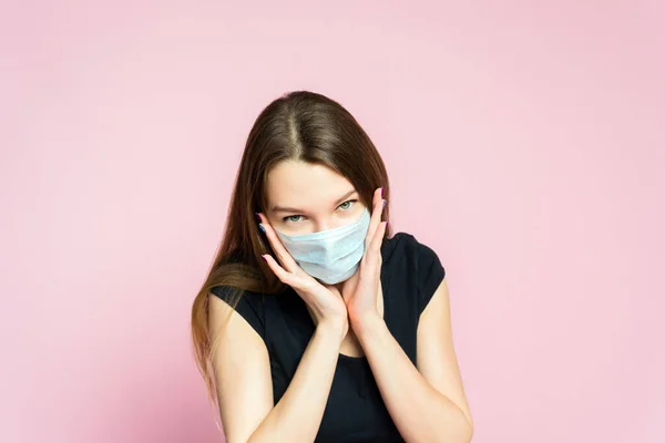 Ung Blond Flicka Skyddande Blå Mask Rosa Bakgrund Mall För — Stockfoto