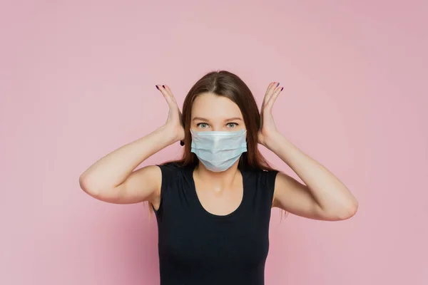 Studio Porträtt Kvinna Bär Ansikte Medicinsk Mask Tittar Kameran Isolerad — Stockfoto