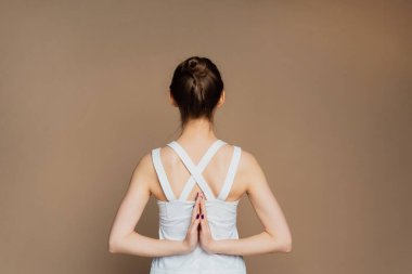 Güzel bir genç kız Parshvottanasana pozunda meditasyon yapıyor. Marichiasana. Düşünmek ve dua etmek