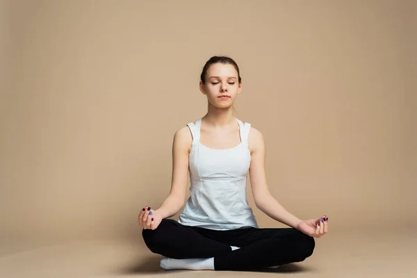 Vacker Kvinna Mediterar Yoga Lotus Position Hon Ser Fridfull Lugn — Stockfoto
