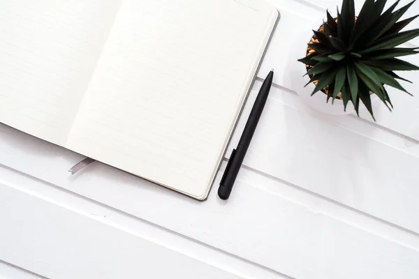 Ein Leeres Weißes Notizbuch Auf Weißem Holzgrund Neben Einer Hausblume — Stockfoto