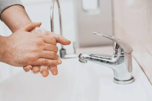 Lavagem Mãos Com Sabão Uma Pia Lugar Público Conceito Higiene — Fotografia de Stock