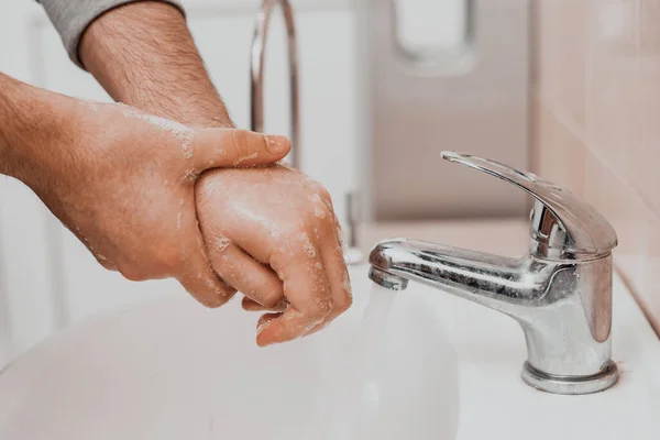 Πλένει Χέρια Τρίβει Σαπούνι Άνθρωπος Για Την Πρόληψη Του Ιού — Φωτογραφία Αρχείου