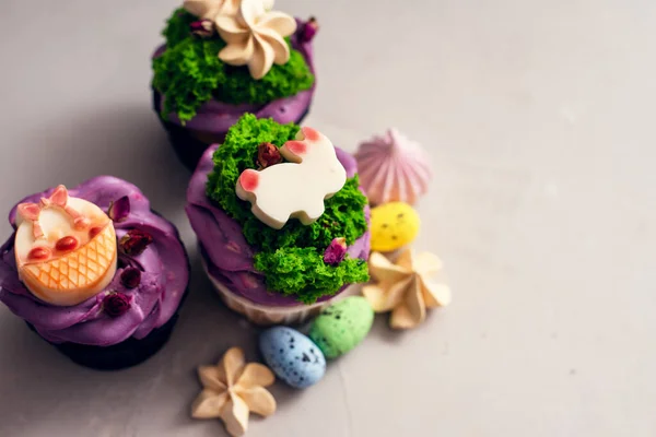 Pastelitos Pascua Con Diferentes Decoraciones Hechas Chocolate Crema Sobre Fondo — Foto de Stock