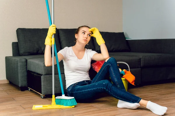 Joven Odia Limpiar Casa Mujer Joven Cansada Sentada Suelo Con —  Fotos de Stock