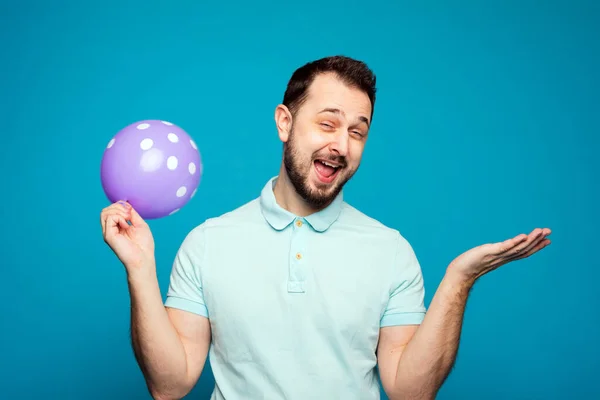 Ein Gutaussehender Mann Hält Einen Luftballon Der Hand Und Jubelt — Stockfoto