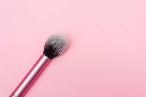 Närbild Sminkborste Makeup Borste För Pulver Foundation Isolerad Rosa Bakgrund — Stockfoto