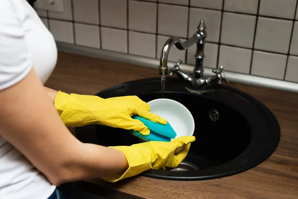 Fechar Mãos Mulher Lavar Pratos Cozinha Mãos Com Esponja Lavar — Fotografia de Stock