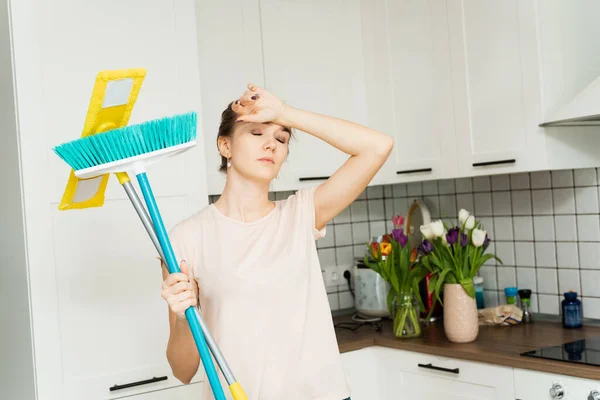 Een Mooie Vrouw Houdt Een Dweil Borstel Voor Het Reinigen — Stockfoto