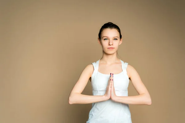 Vacker Kvinna Mediterar Yoga Lotus Position Hon Ser Fridfull Lugn — Stockfoto