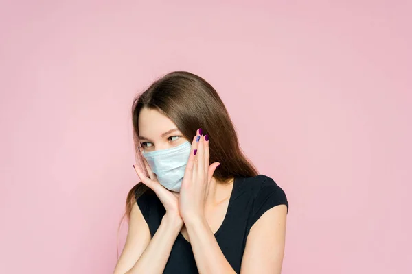 Skrämd Ung Kvinna Skyddande Mask Rosa Bakgrund Rädsla Och Fasa — Stockfoto