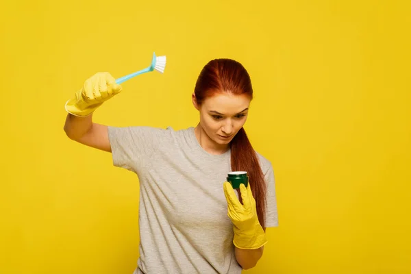 Schoonheid Gezicht Huidverzorging Mooie Mooie Vrouw Houdt Een Afwasborstel Een — Stockfoto