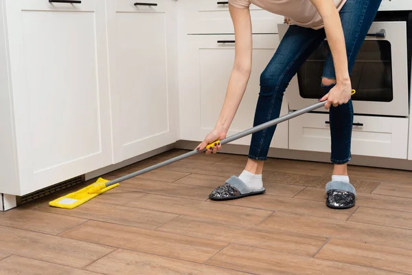 Uma Jovem Está Lavando Pisos Madeira Laminado Uma Cozinha Brilhante — Fotografia de Stock