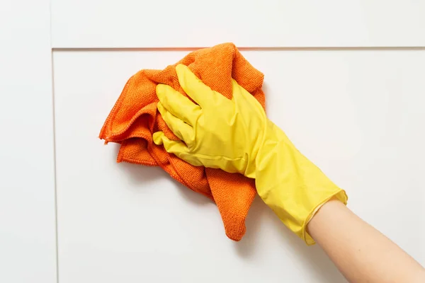 장갑을 캐비닛을 청소하는 여자가 찬장을 방법을 클로즈업 — 스톡 사진