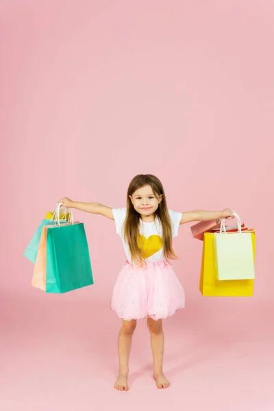 Μικρή Ξανθιά Κοπέλα Απολαμβάνει Ψώνια Της Παστέλ Ροζ Φόντο Copyspace — Φωτογραφία Αρχείου