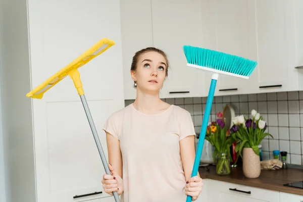 Uma Mulher Bonita Segura Uma Esfregona Escova Para Limpar Esfregar — Fotografia de Stock