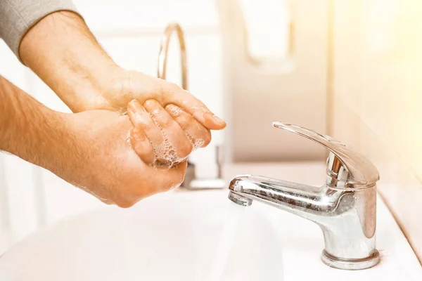 Πλύσιμο Χεριών Σαπούνι Νεροχύτη Δημόσιο Χώρο Έννοια Της Υγιεινής Πλένει — Φωτογραφία Αρχείου
