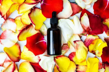 Yüz için serum yaprak arka planda. Arkaplanda yüz için siyah tüp.