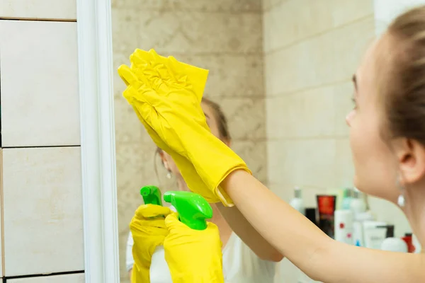 Uma Rapariga Está Lavar Espelho Com Luvas Amarelas Uma Menina — Fotografia de Stock