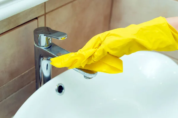 Κάποιος Πλένει Νεροχύτη Κίτρινα Γάντια Κάποιος Καθαρίζει Μπάνιο Απορρυπαντικά — Φωτογραφία Αρχείου