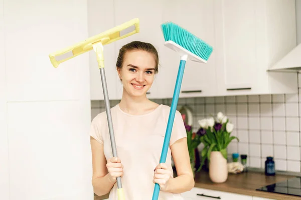 Une Fille Tient Les Vadrouilles Femme Est Prête Nettoyer Maison — Photo