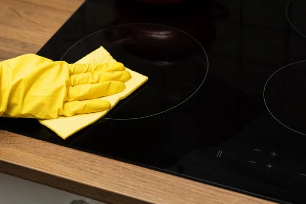 Alguien Está Lavando Una Cocina Con Guantes Amarillos Alguien Está — Foto de Stock