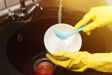 Modern mutfak - bulaşık yıkayan mutlu kadın, ev işi.