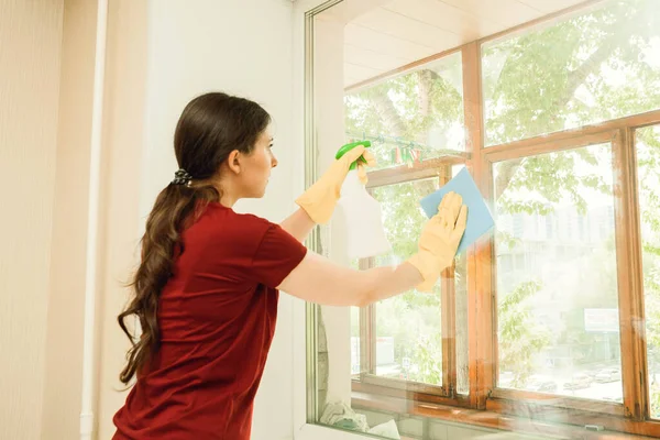 Ragazza Guanti Gialli Con Detergente Lava Finestre Plastica Impresa Pulizia — Foto Stock