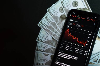 Samara Rusya - 04.05.2020: 100 dolarlık banknotlara karşı iPhone 11 ekranındaki Apple hisseleri. Hisse senetlerinin düşüşü, komisyon hesabı konsepti, kar ve kâr, yıkım..