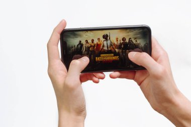 Samara Rusya - 04.05.2020: PUBG mobil oyunu ekranda gösterilen akıllı telefon Iphone 11 'i tutan eller, Illustrative Editorial. Mobil oyun ekran yükleniyor.