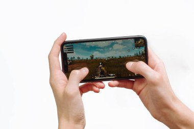 Samara Rusya - 04.05.2020: PUBG mobil oyunu sergilenen akıllı telefon Iphone 11 'i tutan eller, Resimli Editör.
