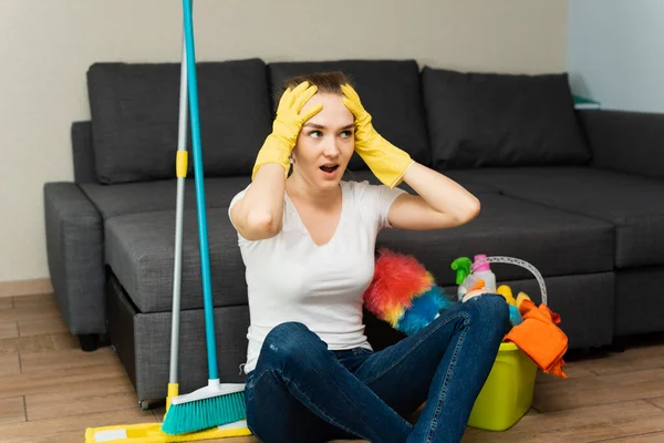 Een Mooie Vrouw Naast Het Schoonmaken Van Producten Apparatuur Zit — Stockfoto