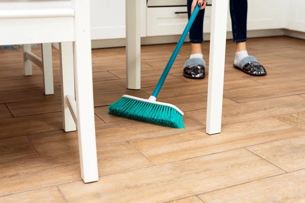 Menschen Hausarbeit Reinigungs Und Hauswirtschaftskonzept Nahaufnahme Von Frauenbeinen Mit Besenfeger — Stockfoto