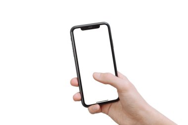 Samara Rusya - 04.05.2020: Genç bir adam iPhone 11 'i elinde tutuyor ve içine tırmanıyor. Akıllı telefon maketi. Beyaz arkaplanda izole.