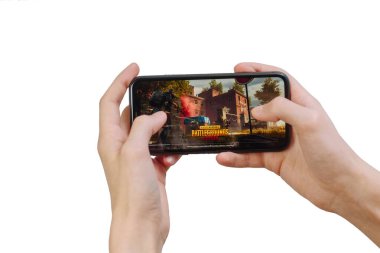 Samara Rusya - 04.05.2020: PUBG mobil oyunu sergilenen akıllı telefon Iphone 11 'i tutan eller, Resimli Editör.