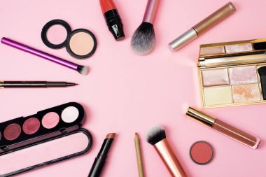 Tasarımcı ve reklamcılık için hazırlan. Mesaj için yer. Makyaj, ruj, göz farı ve makyaj fırçası. Kadın kozmetik ürünleri almak.