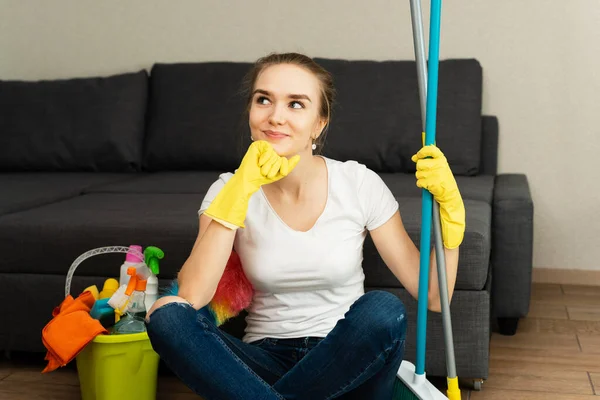 Une Fille Tient Une Serpillière Femme Est Prête Nettoyer Maison — Photo