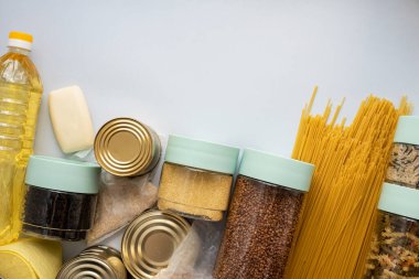 Mısır gevrekleri, çeşitli ürünler, konserve yiyecekler, makarna ve sabun. Koronavirüs salgını sırasında insani yardım. Bozulamaz yiyecek stoğu..