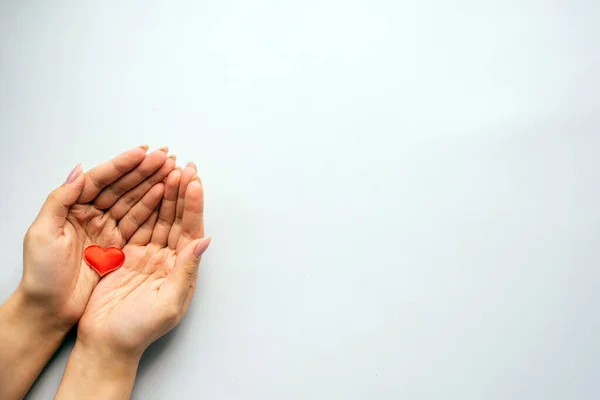 Eine Person Mit Rotem Herz Den Händen Spenden Und Familienversicherungskonzept — Stockfoto