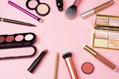 Mesaj için yer. Renkli arka planda makyaj ürünleri ve dekoratif kozmetik ürünleri düzlüktü. Moda ve güzellik blogcusu kavramı.