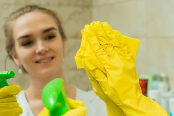Een Meisje Wast Een Spiegel Gele Handschoenen Een Meisje Maakt — Stockfoto