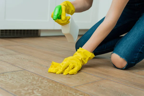 Ein Mädchen Wäscht Gelben Handschuhen Einen Fußboden Ein Mädchen Putzt — Stockfoto