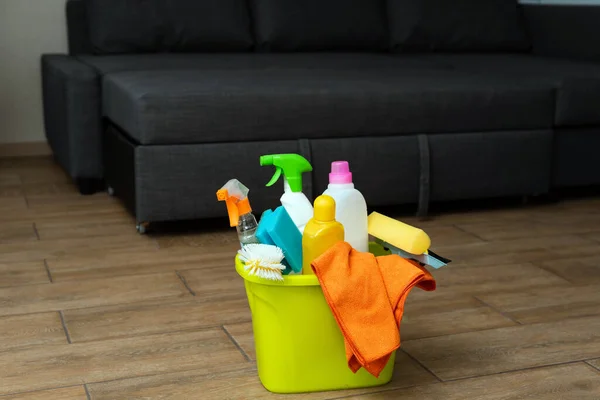 Yerde Deterjanı Olan Sarı Bir Kova Temizlik Malzemeleri Kovada — Stok fotoğraf