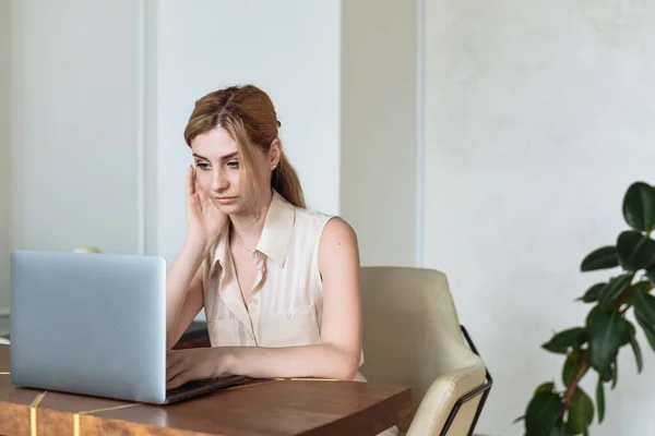 Jovem Mulher Bonita Trabalha Para Computador Uma Casa Com Laptop — Fotografia de Stock