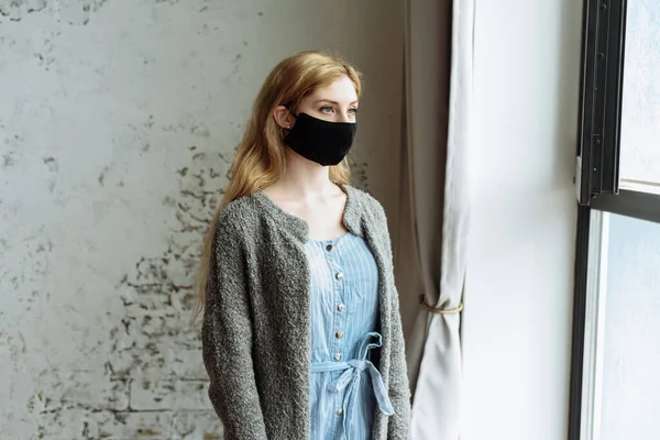Triest Eenzaam Meisje Geïsoleerd Thuis Beschermende Steriele Medische Masker Haar — Stockfoto