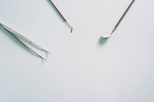 Профессиональные стоматологические инструменты и пространство для текста на цветном фоне, плоский узор. Уход за ртом и зубами
.