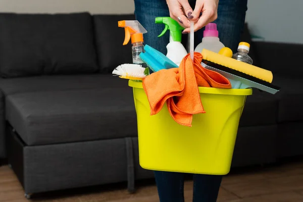 Een Meisje Houdt Wasmiddelen Een Emmer Achtergrond Vrouw Klaar Het — Stockfoto